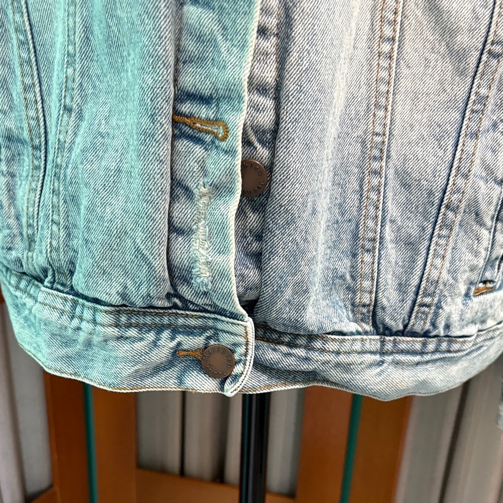 Malibleu Jeans Classic Light Blue Distressed Jean Jacket - Picture 4 of 16